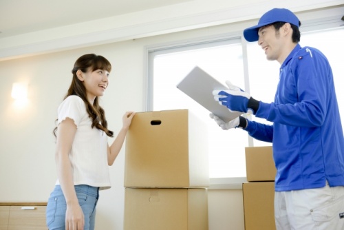 引越し作業をする女性と男性作業員
